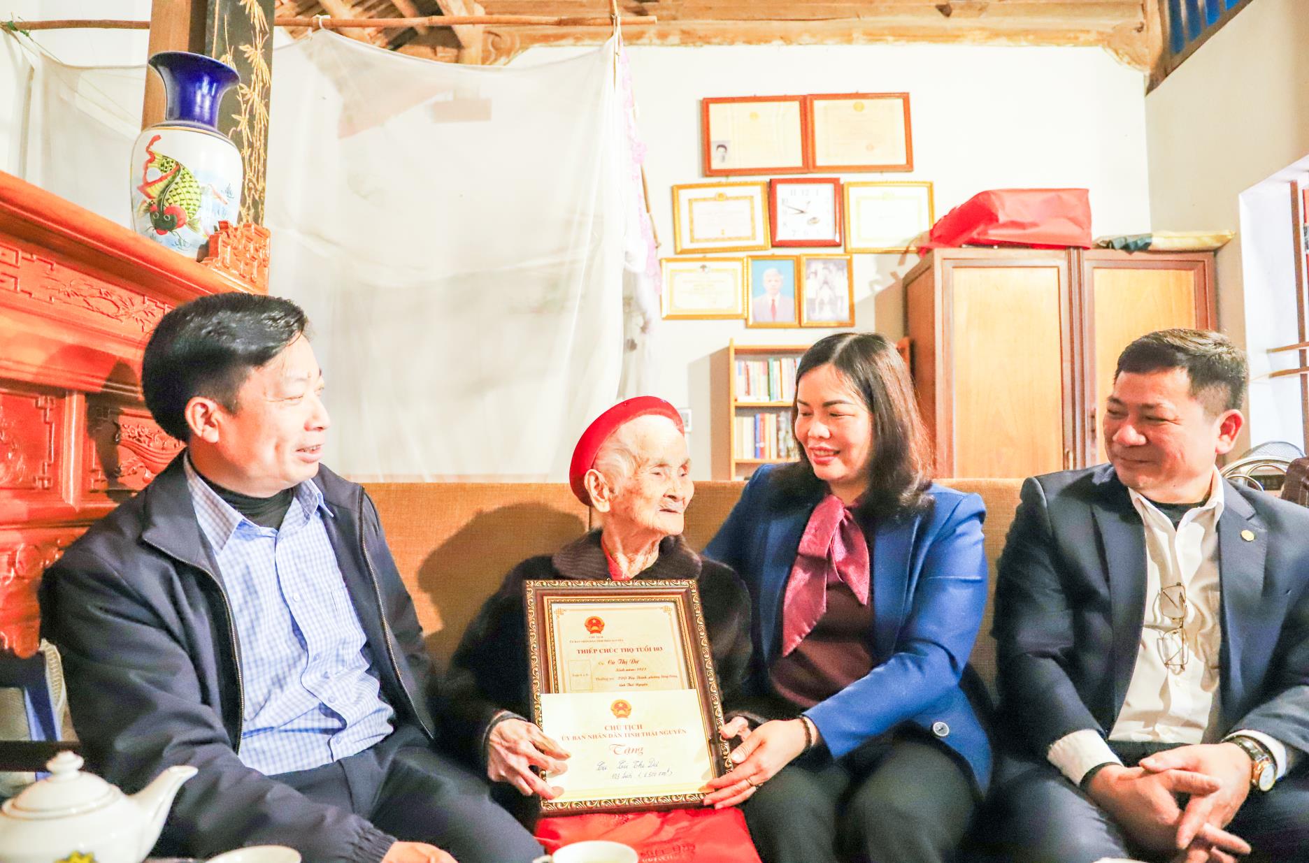 Đồng chí Trần Thị Lộc, Ủy viên Ban Thường vụ Tỉnh ủy, Phó Chủ tịch HĐND tỉnh thăm, tặng quà các gia đình chính sách, người có công nhân dịp Tết Nguyên đán Bính Ngọ 2026